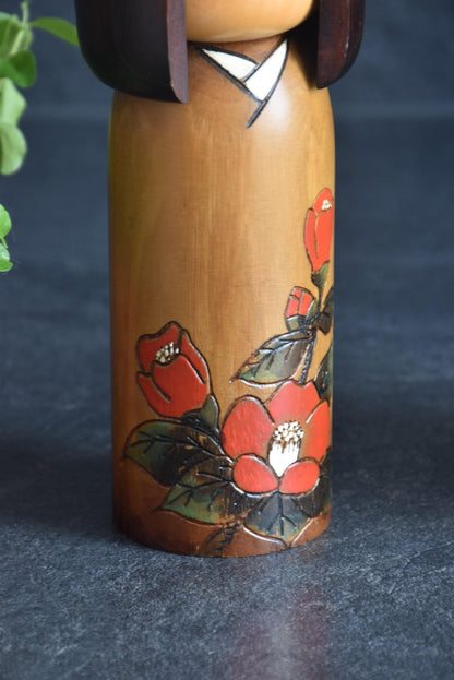 Usaburo Sosaku Kokeshi Tsubakikoyomi Camellia Doll close up of the painted camellia pattern