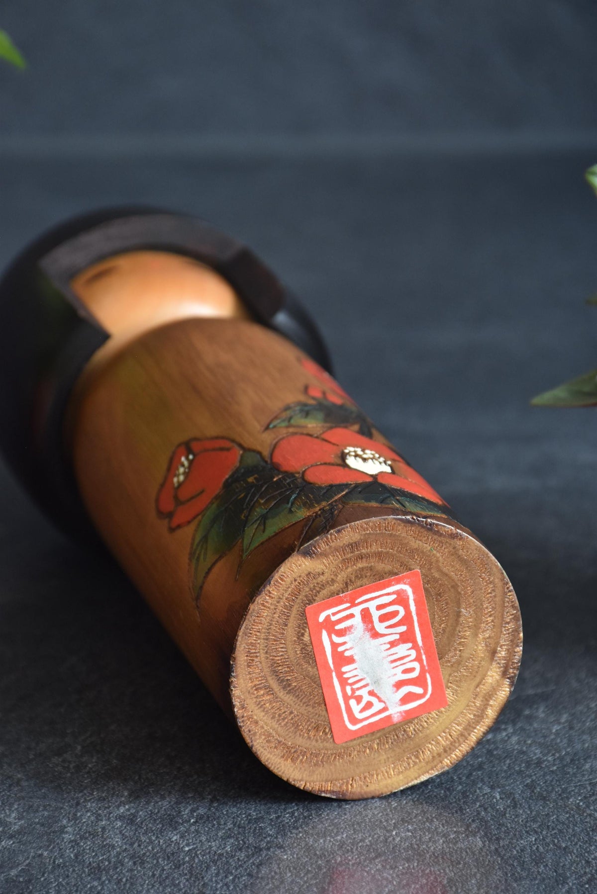 Usaburo Sosaku Kokeshi Tsubakikoyomi Camellia Doll base showing the workshop label