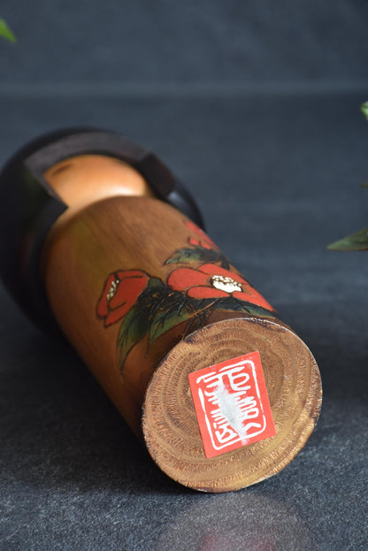 Usaburo Sosaku Kokeshi Tsubakikoyomi Camellia Doll base showing the workshop label