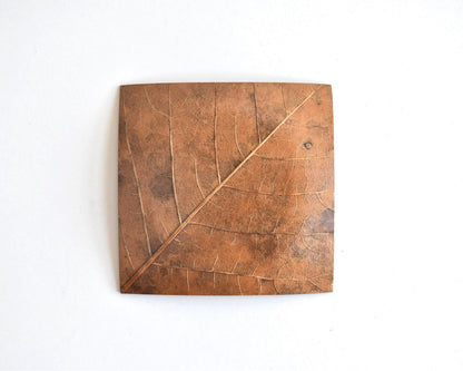 Hida Kōgei Hōba Magnolia Leaf Tray showing natural leaf veins and paper core