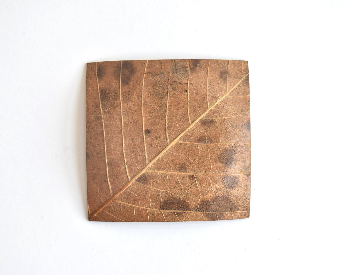 Hida Kōgei Hōba Magnolia Leaf Tray showing embossed maple leaf design