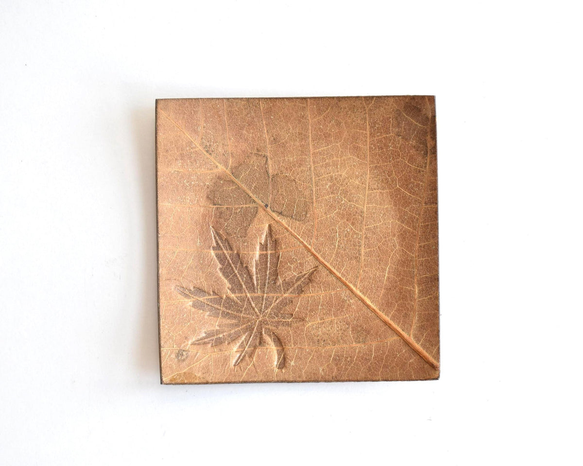 Hida Kōgei Hōba Magnolia Leaf Tray showing maple leaf detail and natural veins