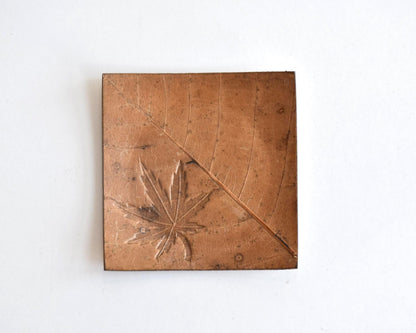 Hida Kōgei Hōba Magnolia Leaf Tray showing maple leaf pattern and diagonal vein