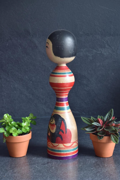 Senzo Mori Tsugaru kokeshi doll showing the side profile and patterned body