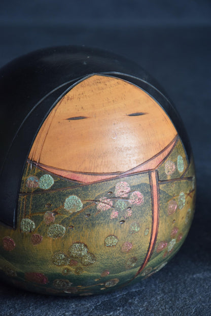 Toa Sekiguchi Sosaku Kokeshi Doll close-up of the natural wood face and delicate painted features
