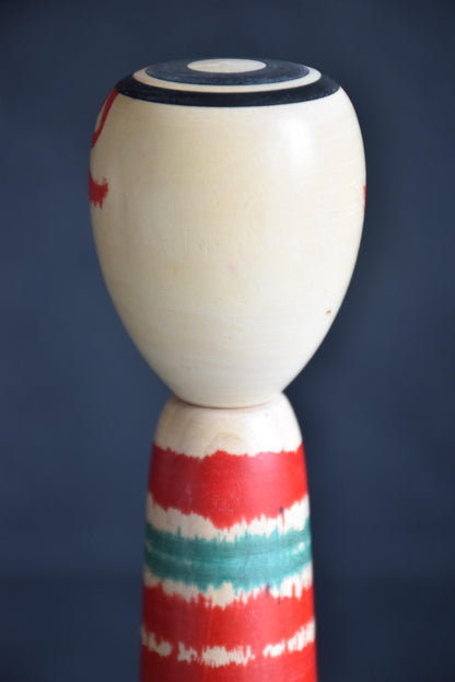 Tsuchiyu-Kei kokeshi top view showing black concentric circle motif on the crown of the head