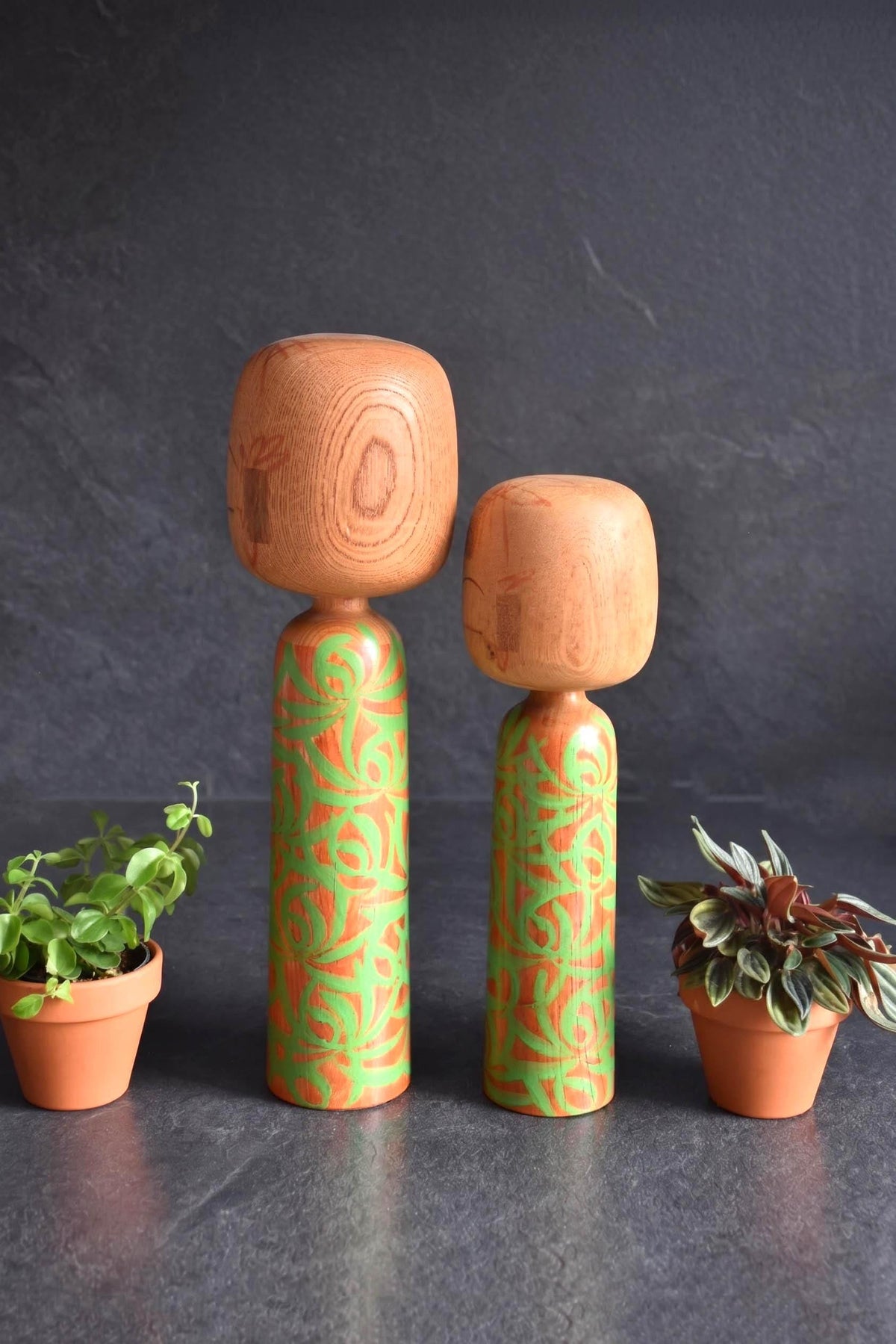 Issetsu Kuribayashi sosaku kokeshi pair showing wooden grain on the back of both heads