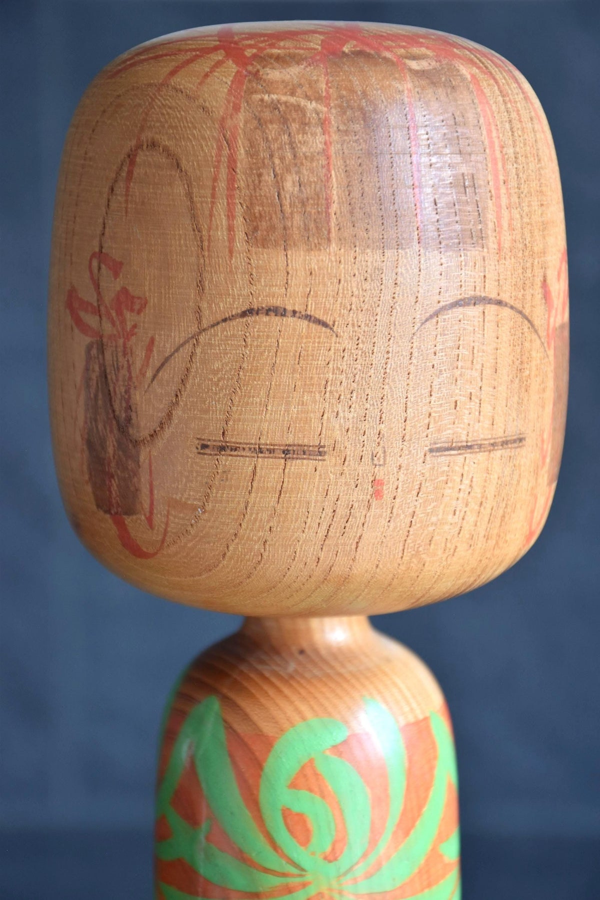Issetsu Kuribayashi sosaku kokeshi doll showing face with closed eyes and painted hair