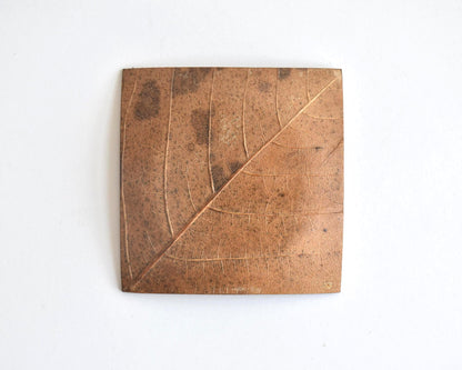 Hida Kōgei Hōba Magnolia Leaf Tray showing natural leaf texture detail