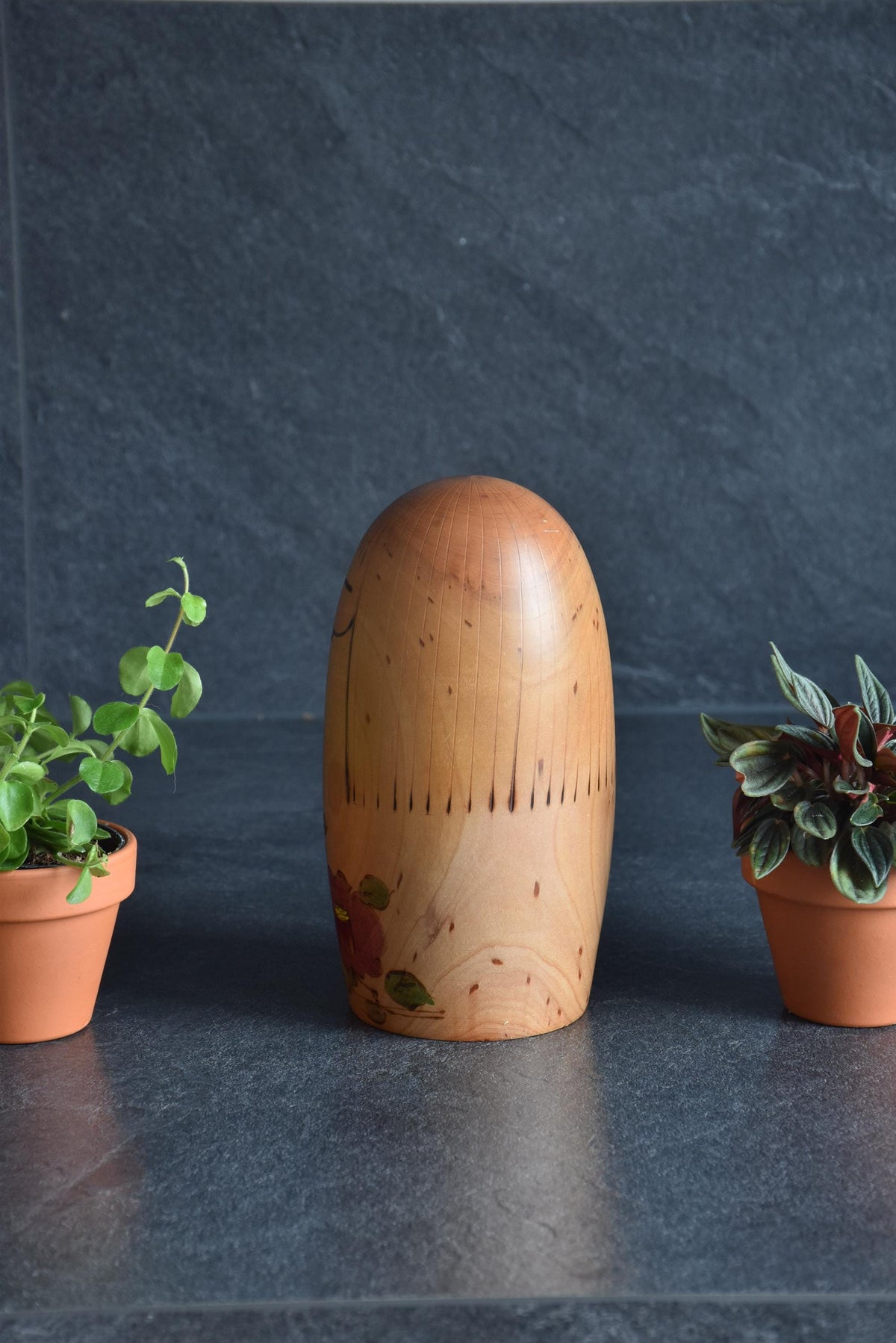 Yoshio Otani kokeshi doll showing the plain natural wood grain and carved lines on the back