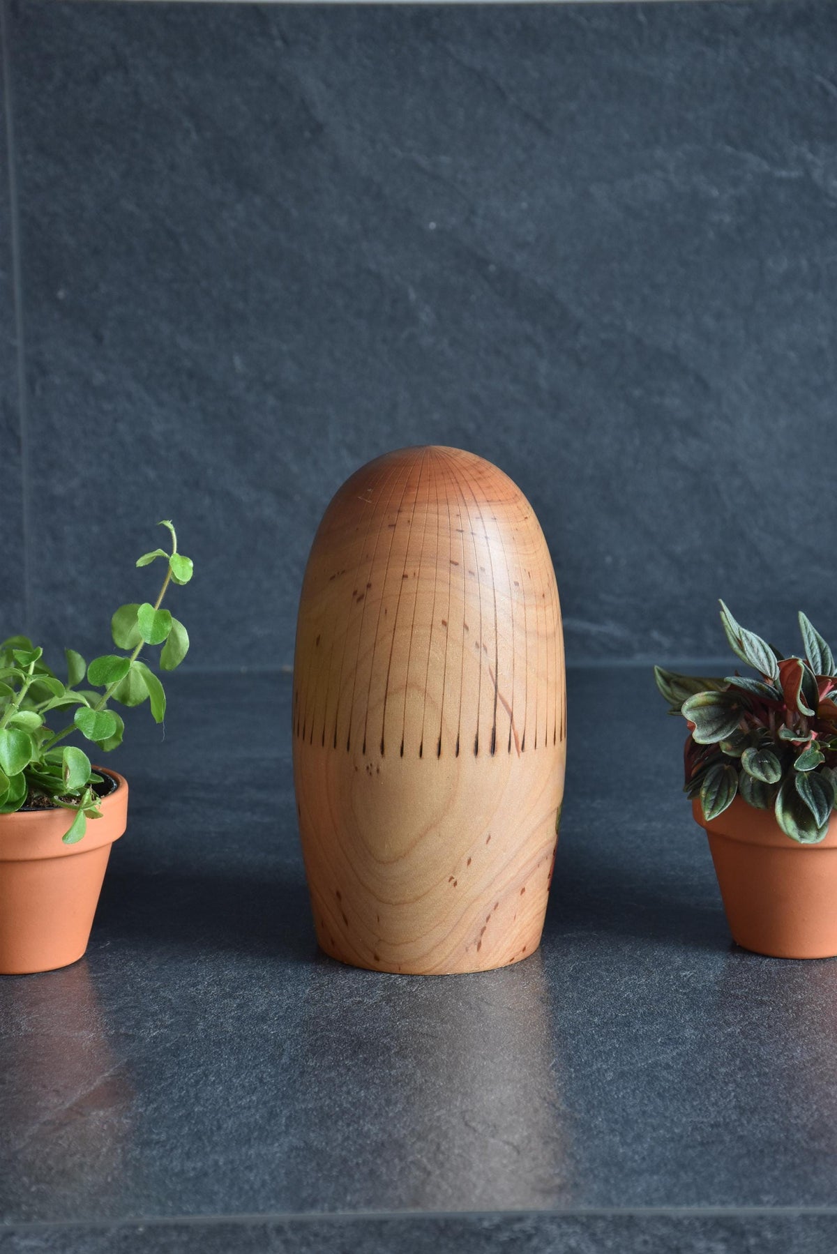 Yoshio Otani kokeshi doll showing the fine carved radial lines pattern on the wooden crown