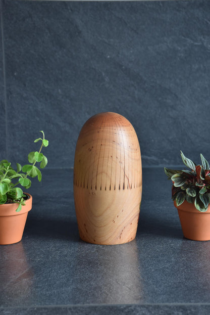 Yoshio Otani kokeshi doll showing the fine carved radial lines pattern on the wooden crown
