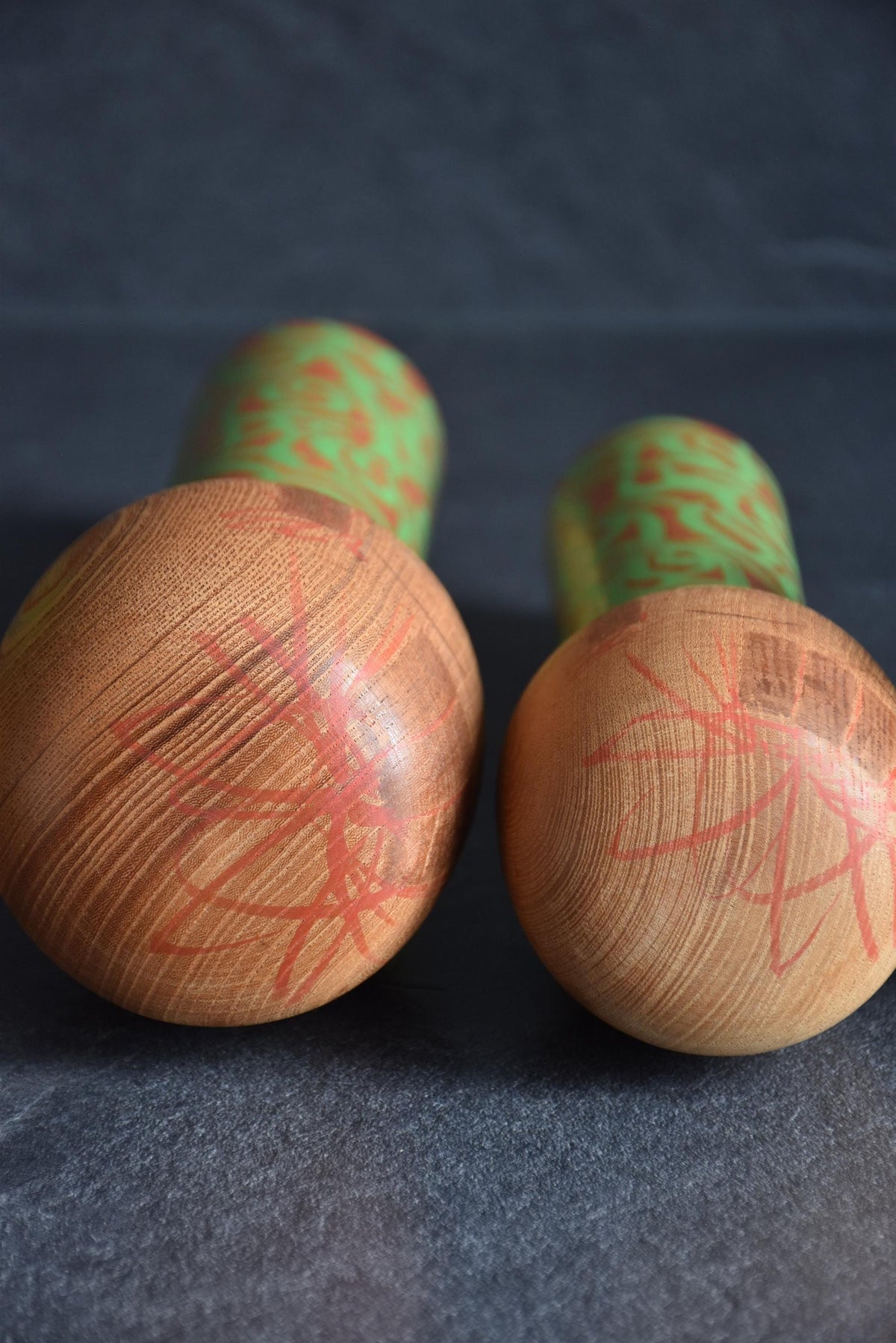 Issetsu Kuribayashi sosaku kokeshi pair Mugen Arabesque top of heads with red painted design