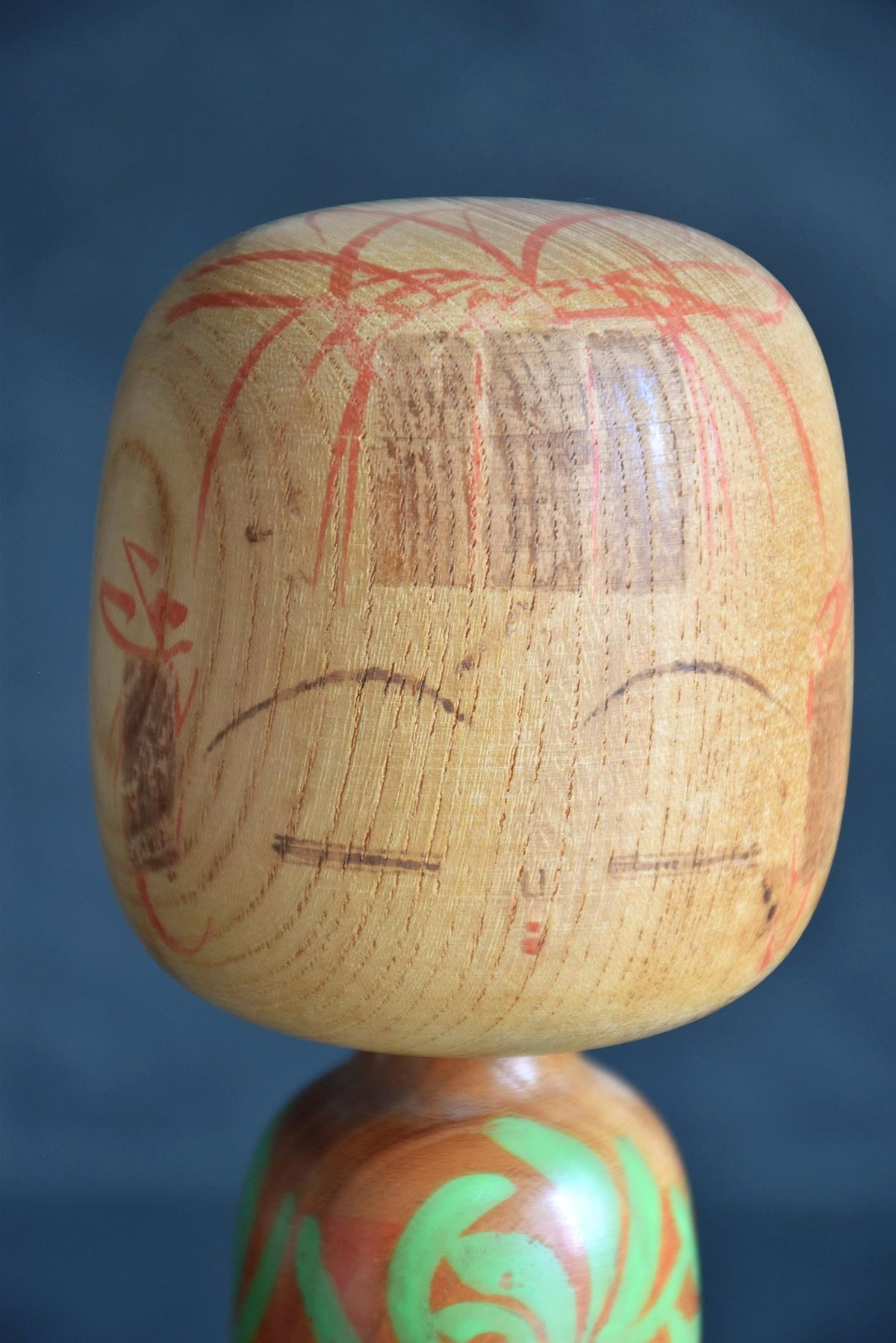 Issetsu Kuribayashi sosaku kokeshi doll showing close up of the head back and hair lines