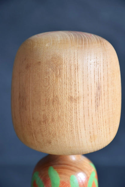Issetsu Kuribayashi sosaku kokeshi doll showing natural wood grain texture of the head