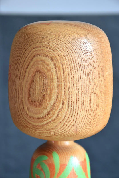 Issetsu Kuribayashi sosaku kokeshi pair Mugen Arabesque head detail showing wood grain