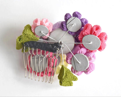 Tsumami-Zaiku Chirimen Crepe Flower Hair Comb showing the full back view of the metal comb and wire mountings