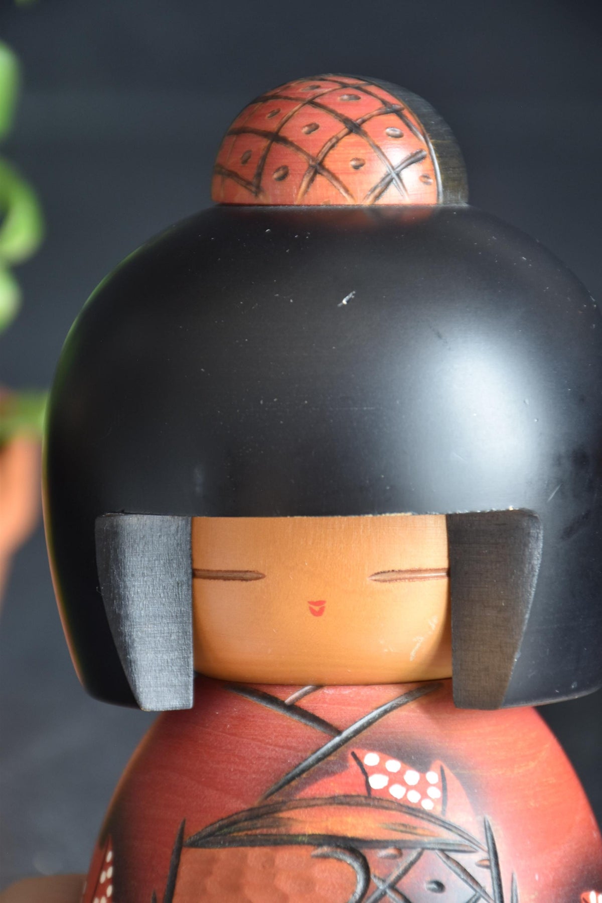 Masae Fujikawa sosaku kokeshi doll hair detail with cross-hatched bun and black bob