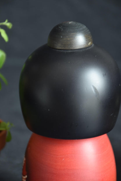 Masae Fujikawa kokeshi doll back of head showing matte black bob and top hair bun