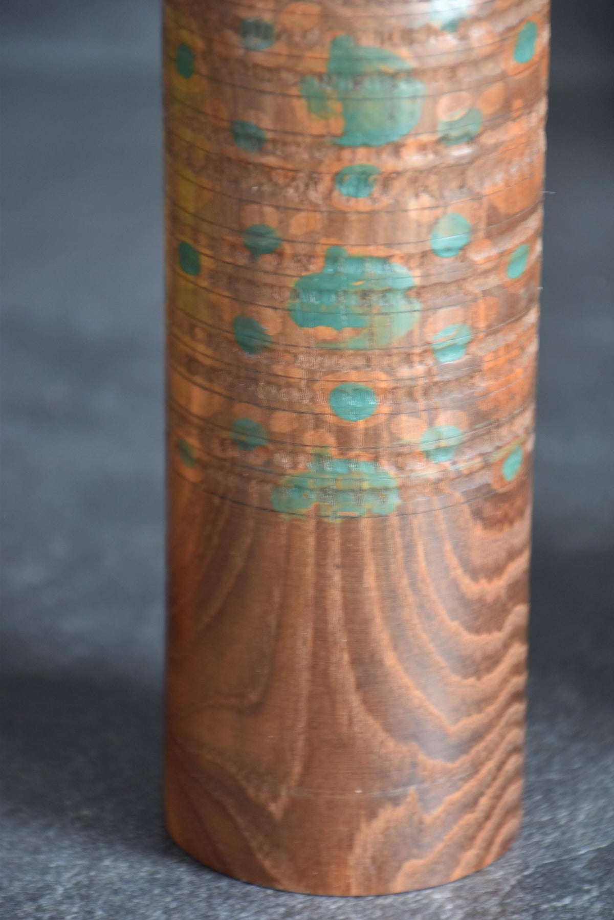 Miyajima Muhitsu kokeshi doll head top grain view