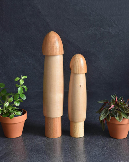 Shido Shozan kokeshi pair shown from the front view