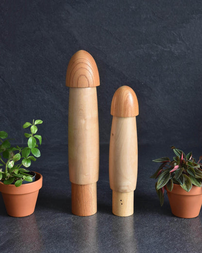 Shido Shozan kokeshi pair shown from the back view