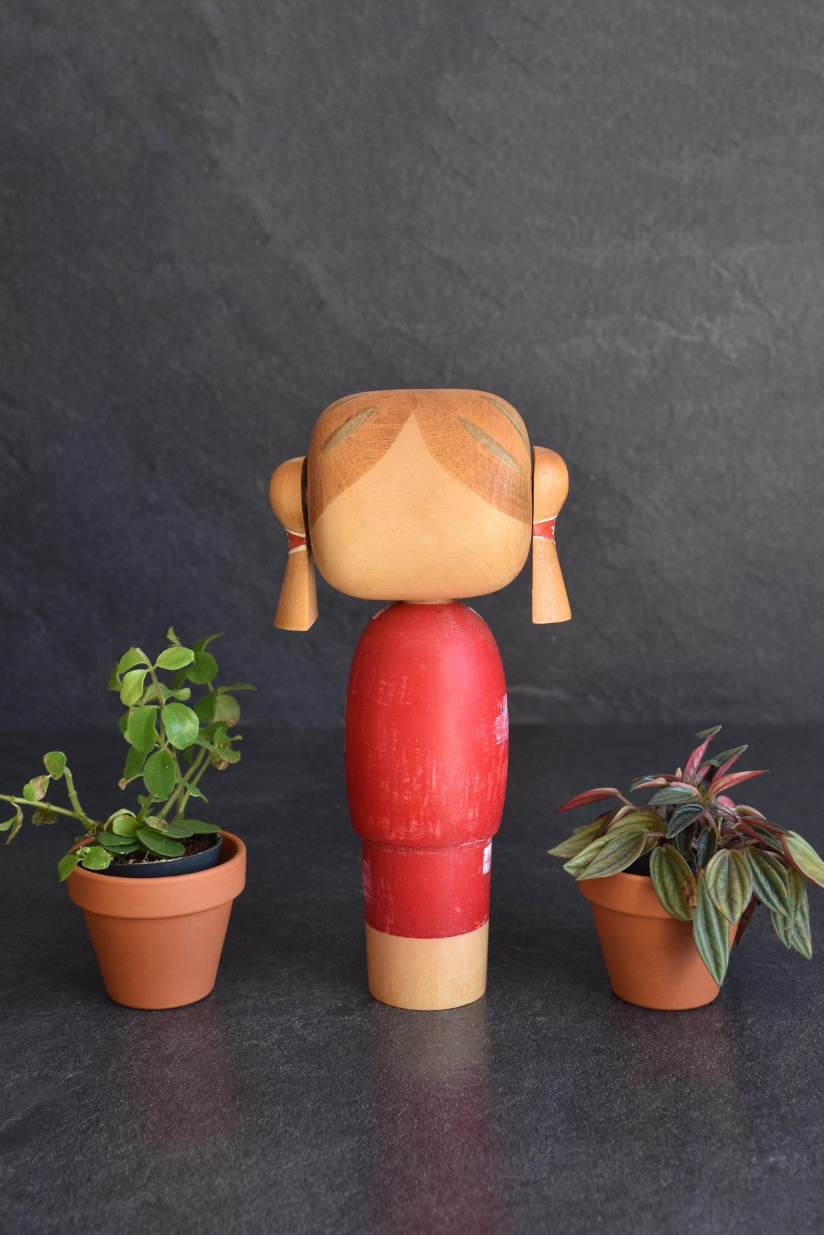 Hajime Miyashita kokeshi doll back view showing the whole figure