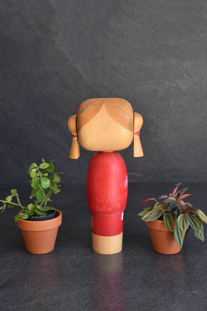Hajime Miyashita kokeshi doll back view showing the whole figure