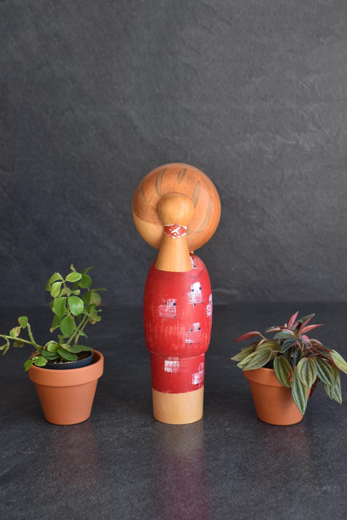 Hajime Miyashita kokeshi doll angled view from behind