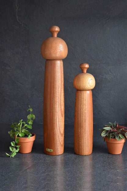 Toa Sekiguchi kokeshi pair displaying the plain wooden backs