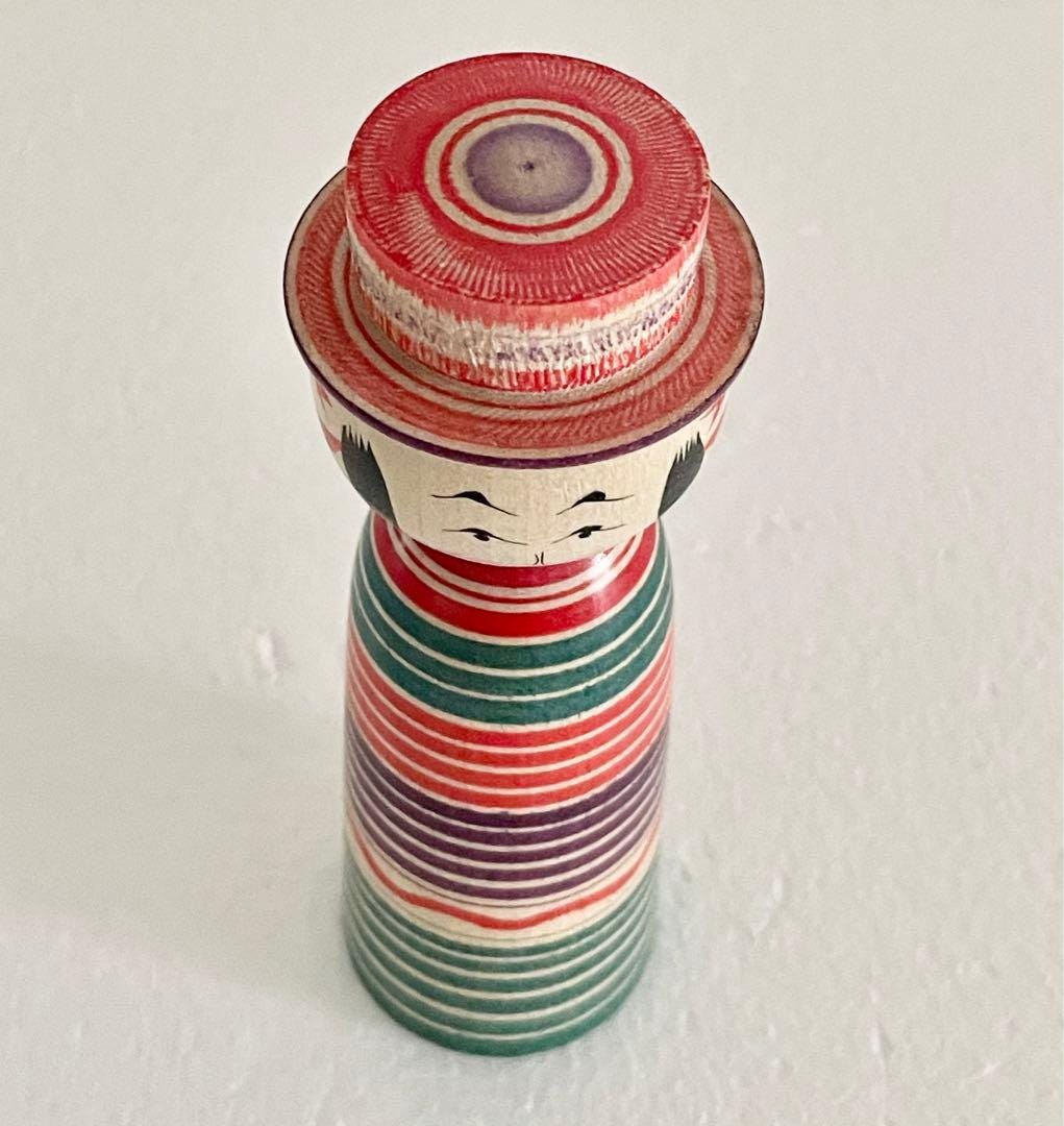 Sadayoshi Hoshi kokeshi doll top view showing the detailed concentric rings on the hat design