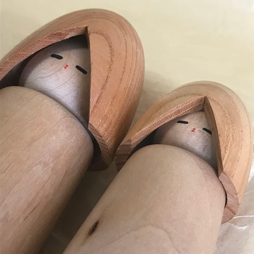 Shido Shozan Sosaku Kokeshi Pair Yukiko Misaki Snow Cape showing detailed close up of faces and hoods