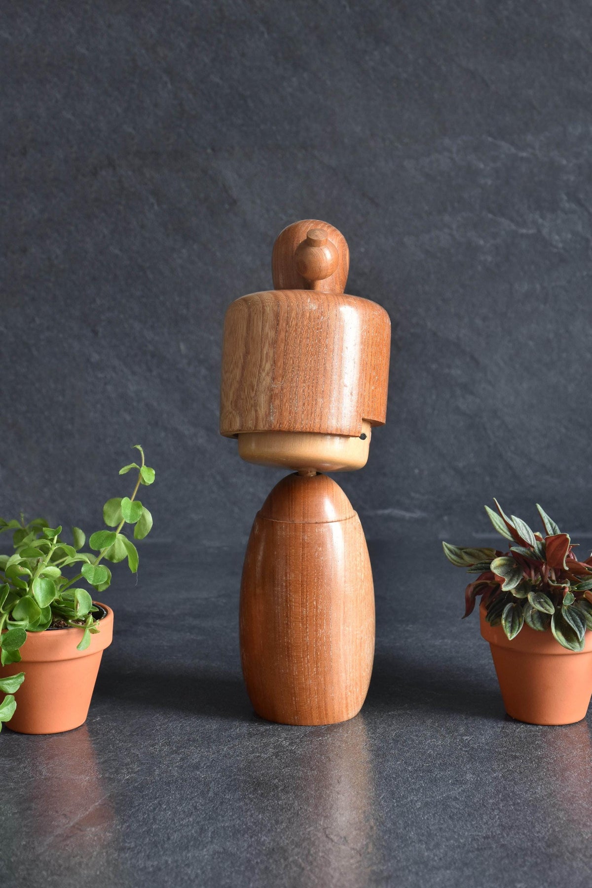 Masuo Sato kokeshi doll back view of the carved wooden bob hair and body