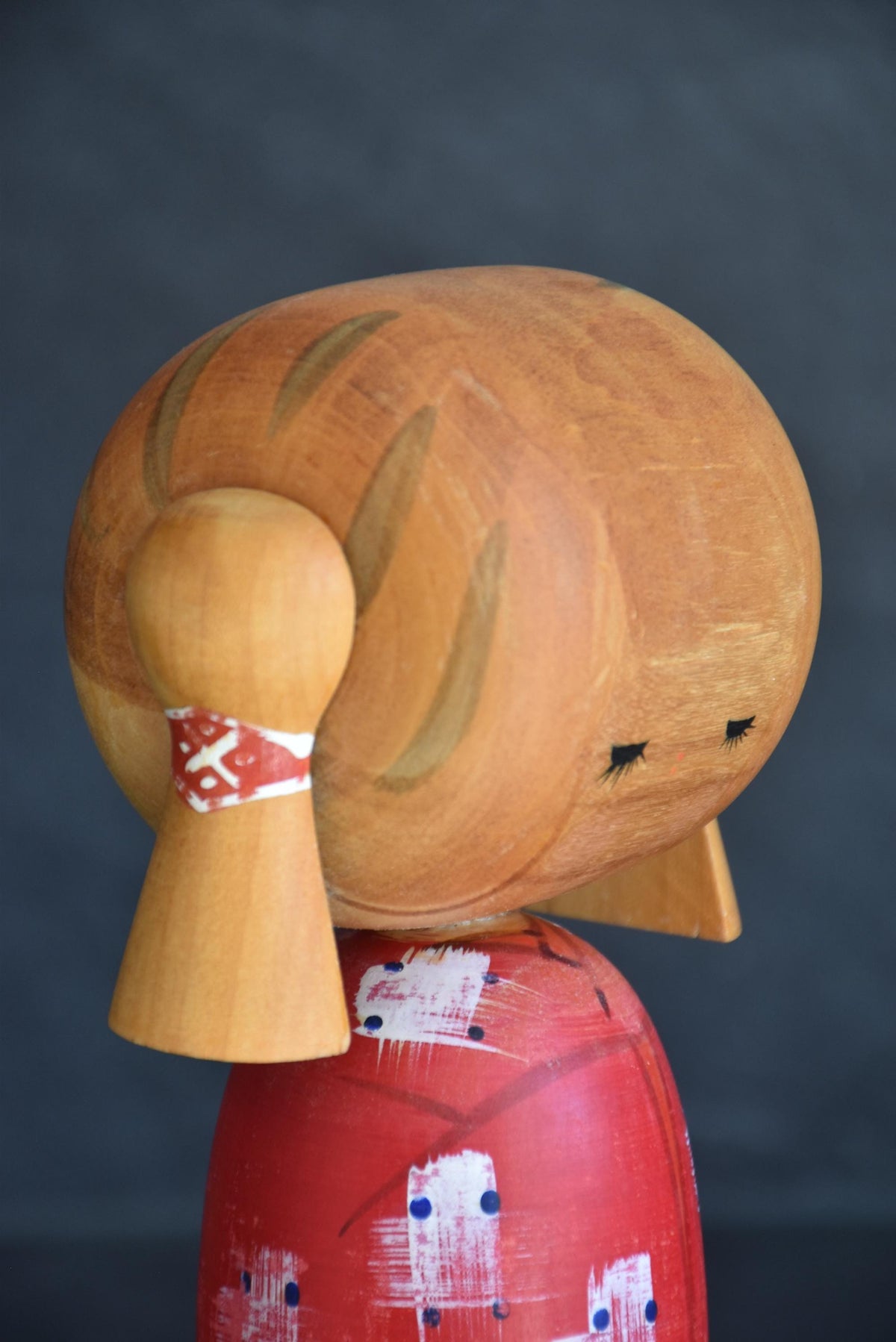 Hajime Miyashita kokeshi doll head close up from the side