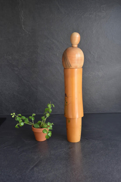 Sato Suigai Kiku No Omoi kokeshi doll viewed from the right side showing kimono wrap
