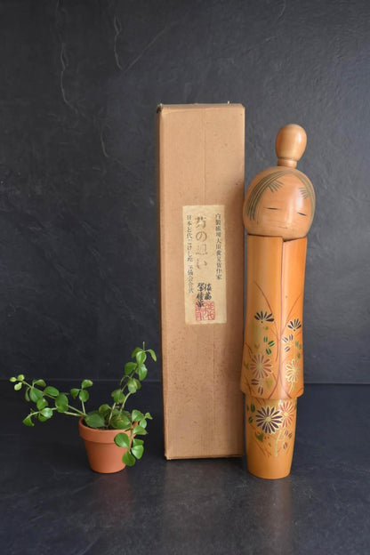 Creative Kokeshi Sato Suigai Kiku No Omoi vintage Japanese doll next to its original storage box