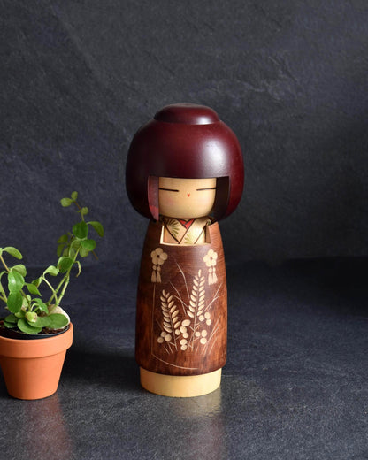 Sato Suigai Sosaku kokeshi doll Shijo showing carved floral details and sculpted bob hairstyle