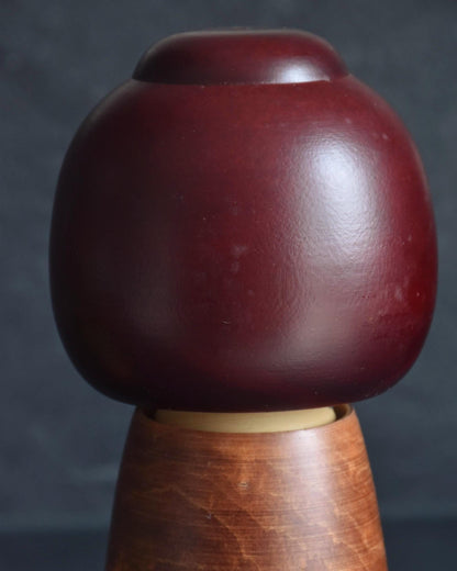 Sato Suigai Sosaku kokeshi doll Shijo close up of rounded burgundy wooden head