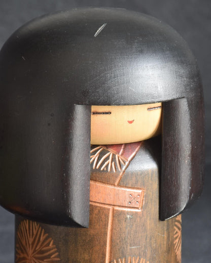 Sansaku Sekiguchi sosaku kokeshi doll, close up of the face and carved wooden kimono