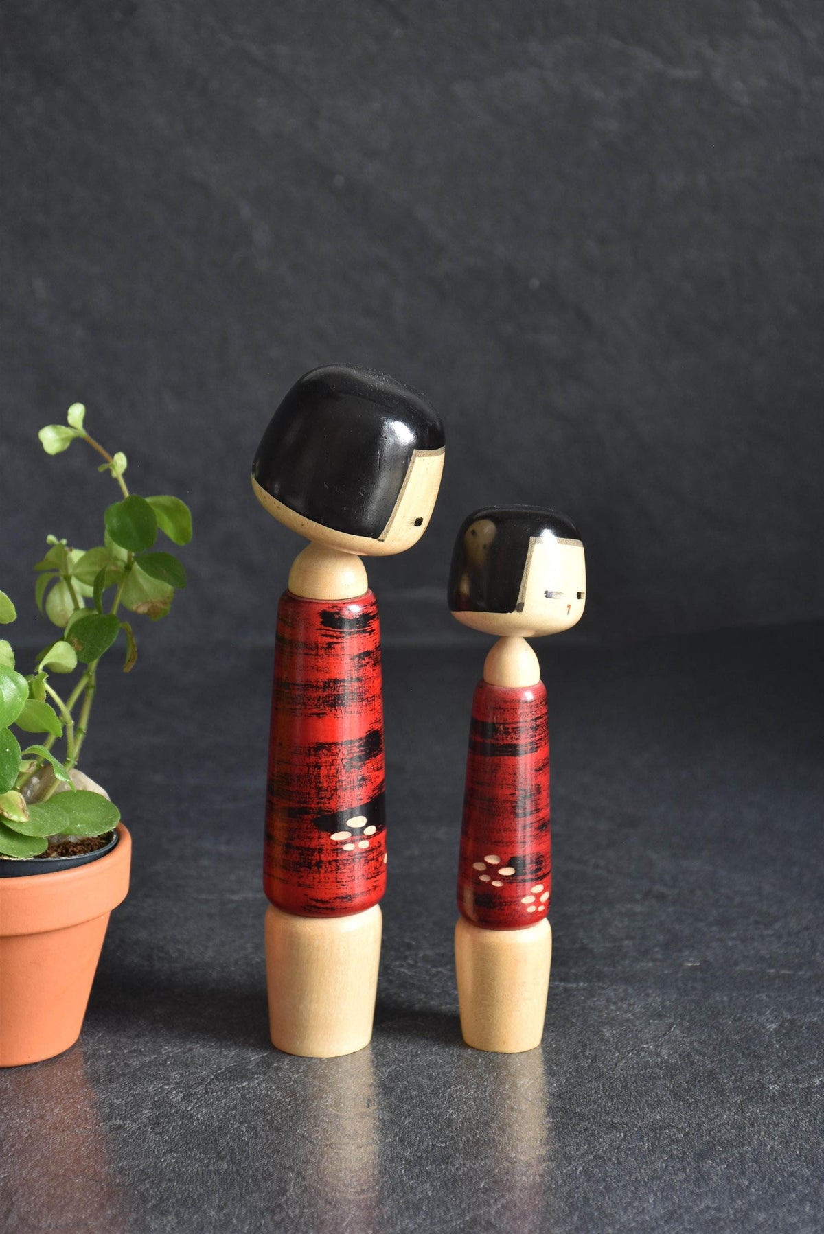 Aida Seihou kokeshi Sisters full view of the two handmade wooden dolls standing together
