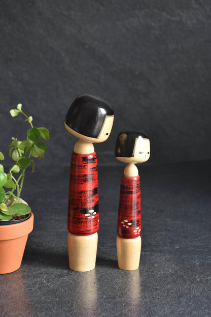Aida Seihou kokeshi Sisters full view of the two handmade wooden dolls standing together