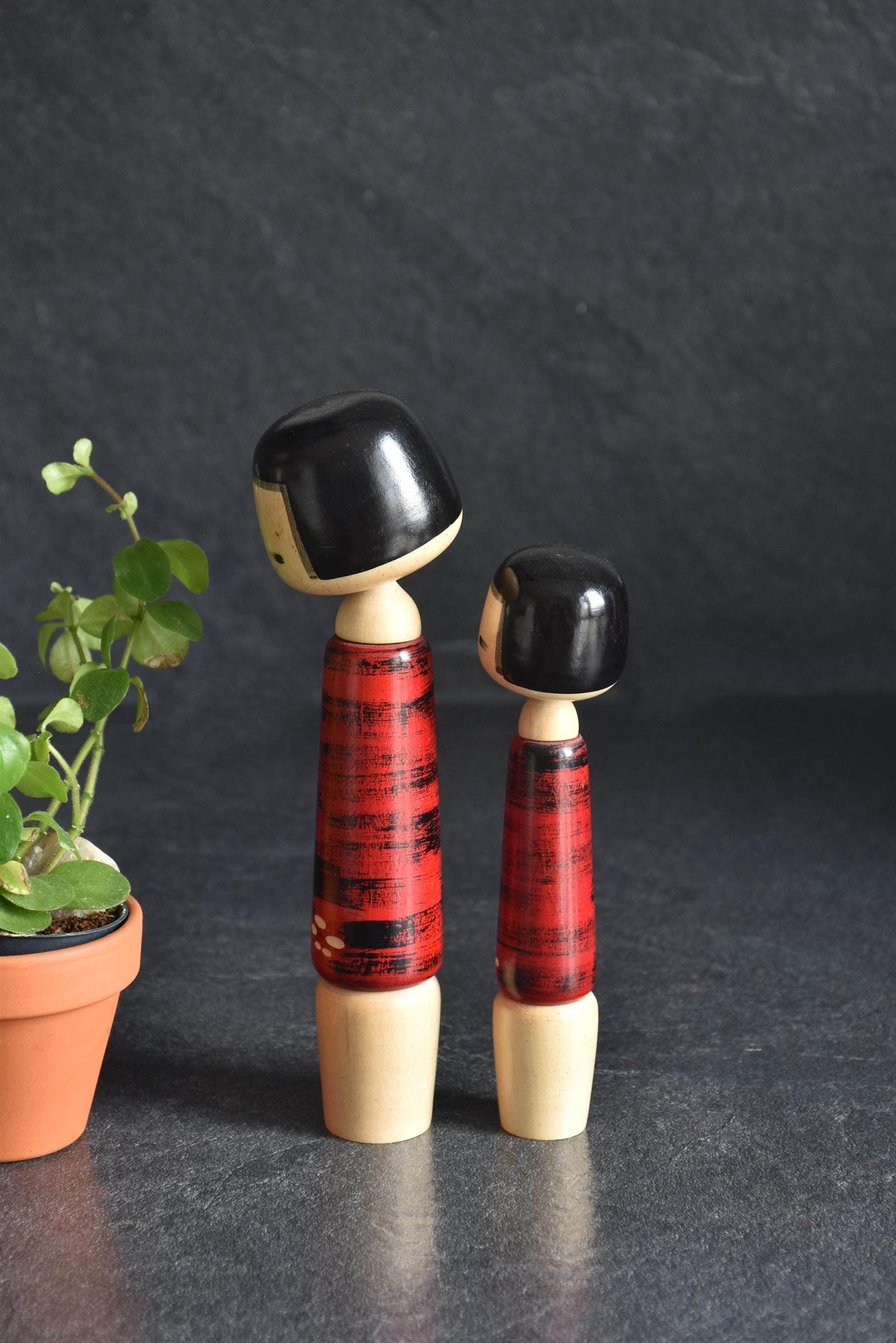 Aida Seihou kokeshi Sisters showing the back side and profile of both dolls in the vintage set