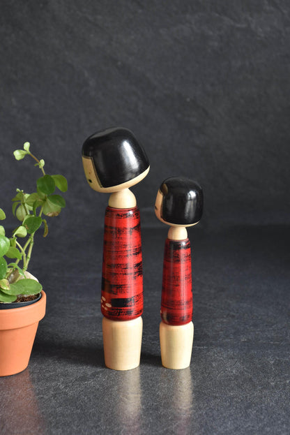 Aida Seihou kokeshi Sisters showing the back side and profile of both dolls in the vintage set