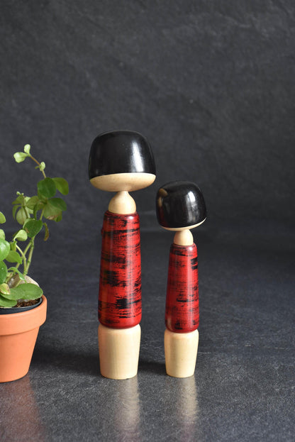 Aida Seihou kokeshi Sisters angled view focusing on the upper bodies and matching red bark finish kimonos