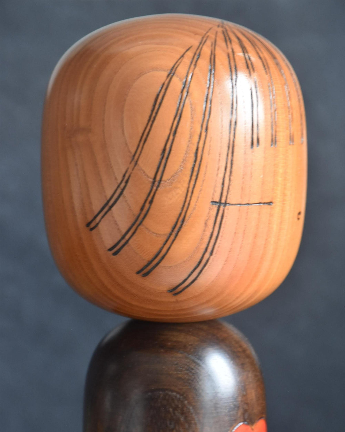 Ryozo Tsujita kokeshi doll back of the head showing incised hair lines and wood grain