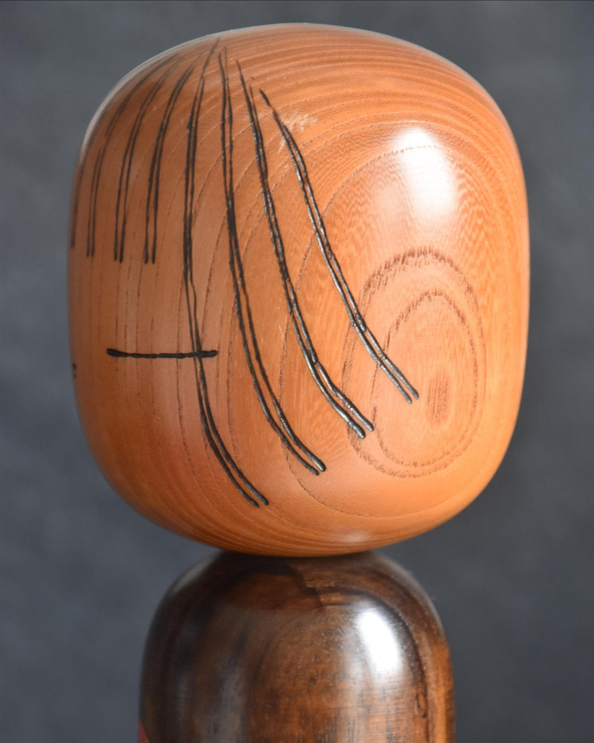 Ryozo Tsujita kokeshi doll top of the head showing the curved shape and wood grain pattern