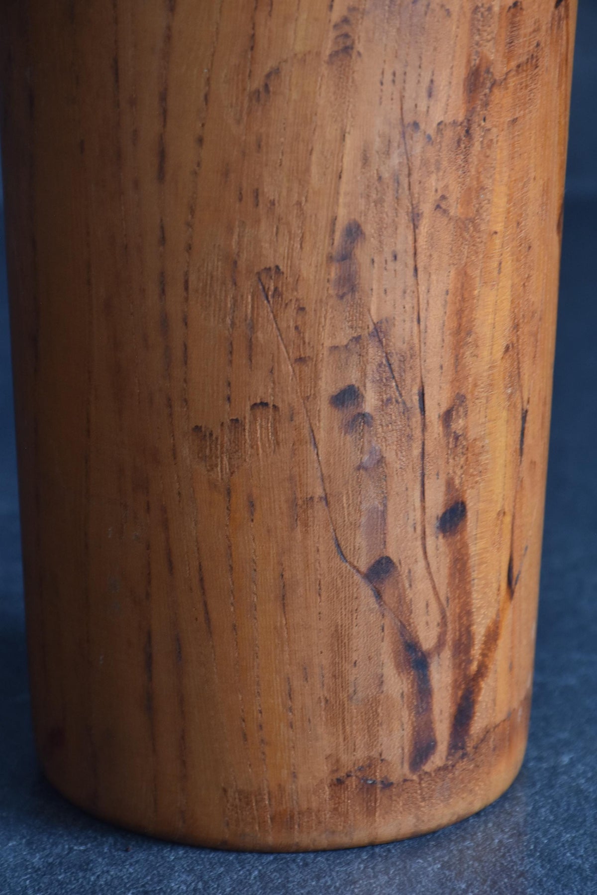Miyajima Muhitsu kokeshi doll lower body pyrography detail