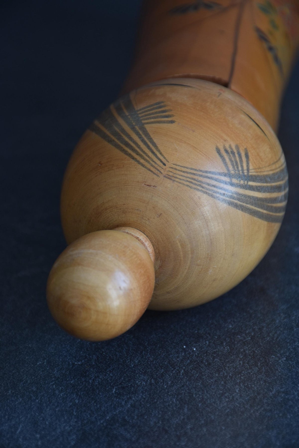 Sato Suigai Kiku No Omoi kokeshi doll top of head showing painted hair details