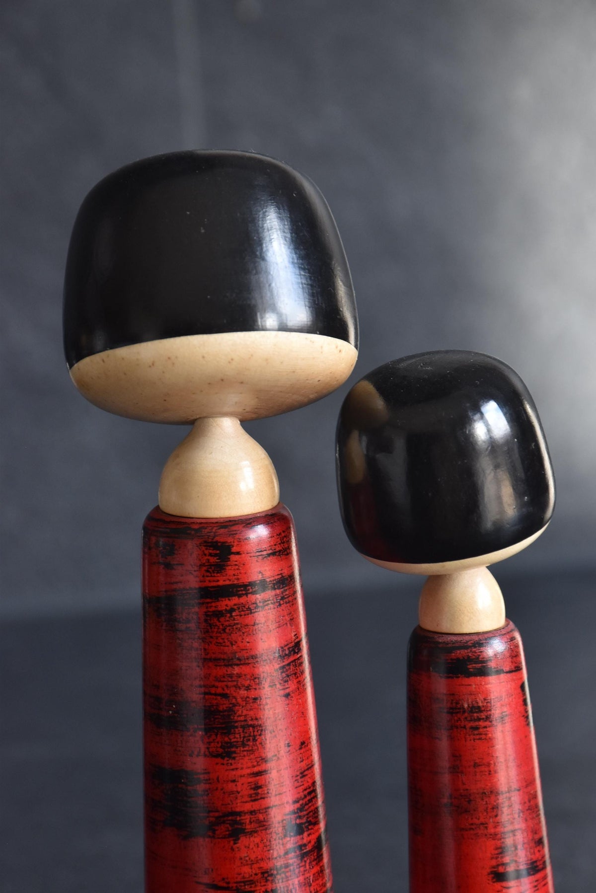 Aida Seihou kokeshi Sisters upper bodies and head details highlighting the natural wood grain texture