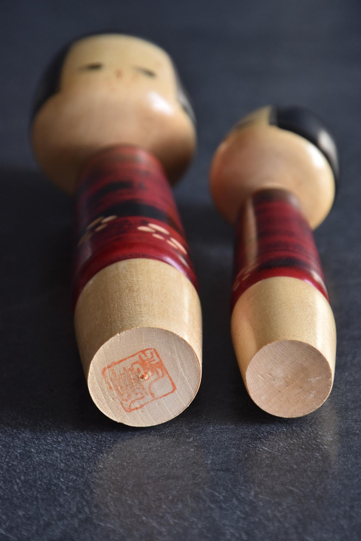 Aida Seihou kokeshi Sisters base with signature showing the red artist hanko seal on the larger doll